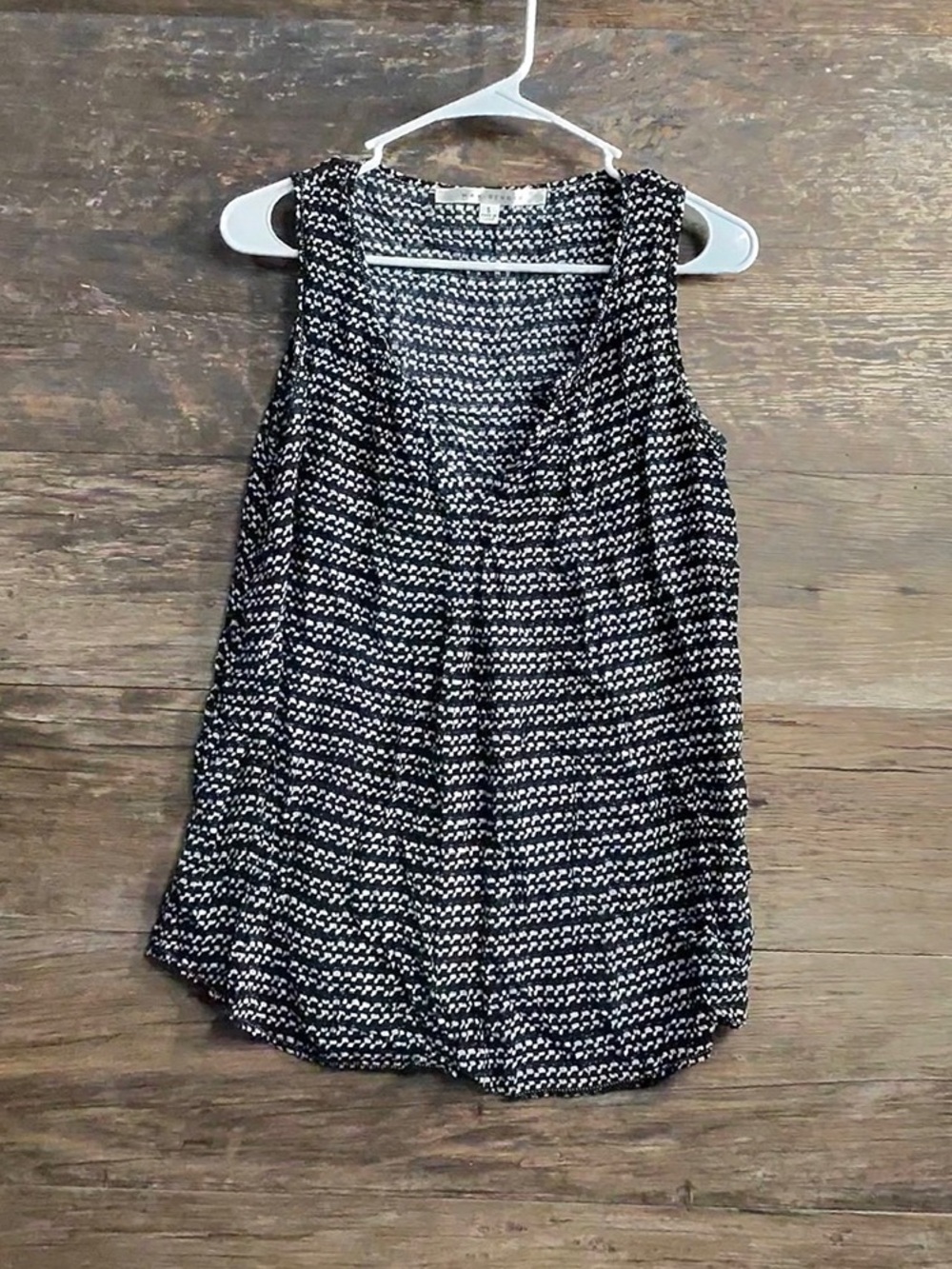 Max Studio Black & White Knit V-Neck Tank
